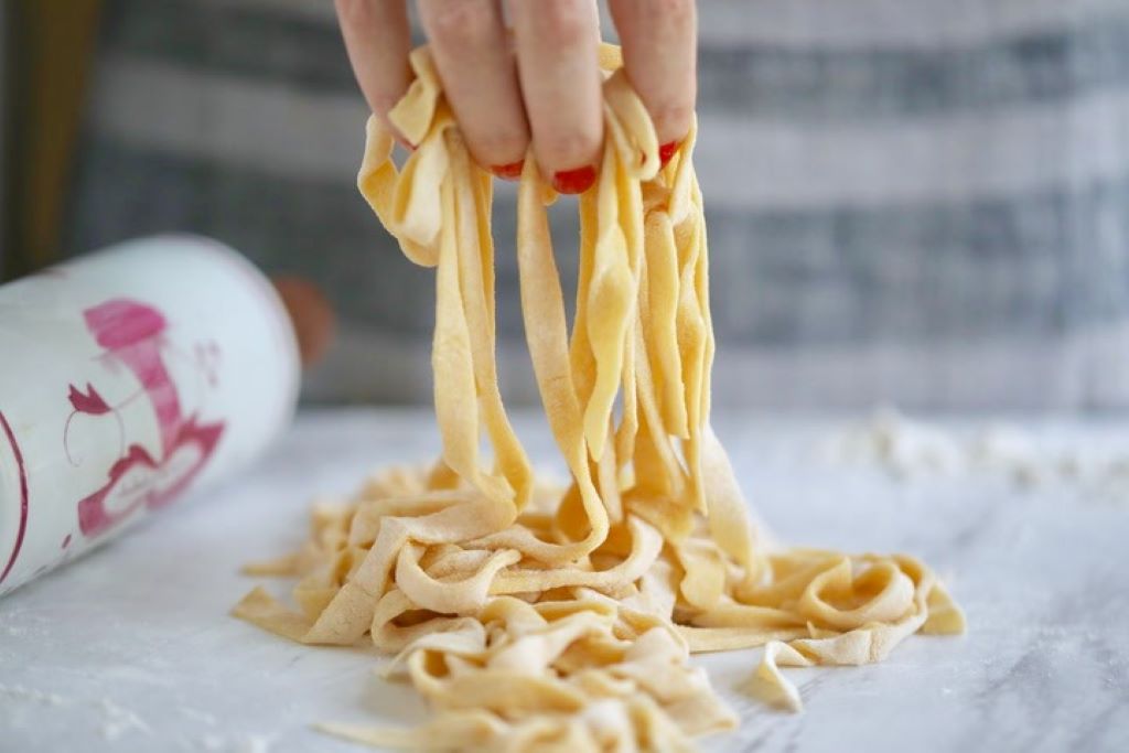 How to roll pasta without a machine