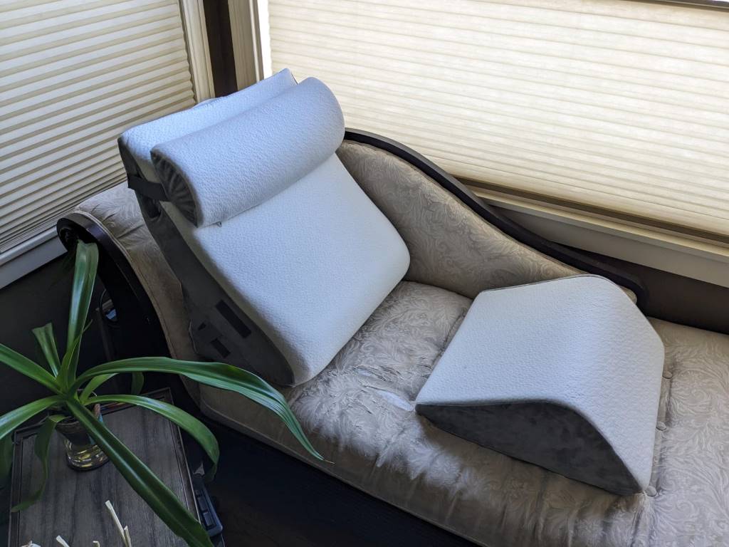 Kingfun knee pillow and upper body wedge for spinal alignment